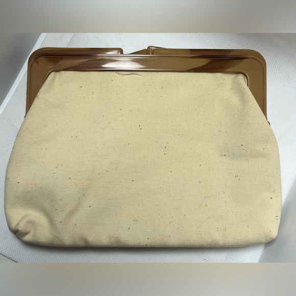 VINTAGE: Floral Tapestry Bakelike, kissy lock top,  bag. - Picture 14 of 16